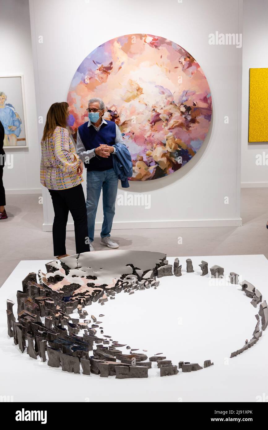 New York, NY, USA. 19th maggio 2022. La Frieze Art Fair è stata aperta al pubblico a The Shed, uno spazio espositivo a Hudson Yards, con 65 gallerie che mostrano arte contemporanea in diversi media. I visitatori della galleria Victoria Miro, con una scultura della serie del cielo caduto di Sarah Sze sul pavimento e la "Betty totale" di Flora Yukhnovich sul muro. Credit: Ed Lefkowicz/Alamy Live News Foto Stock