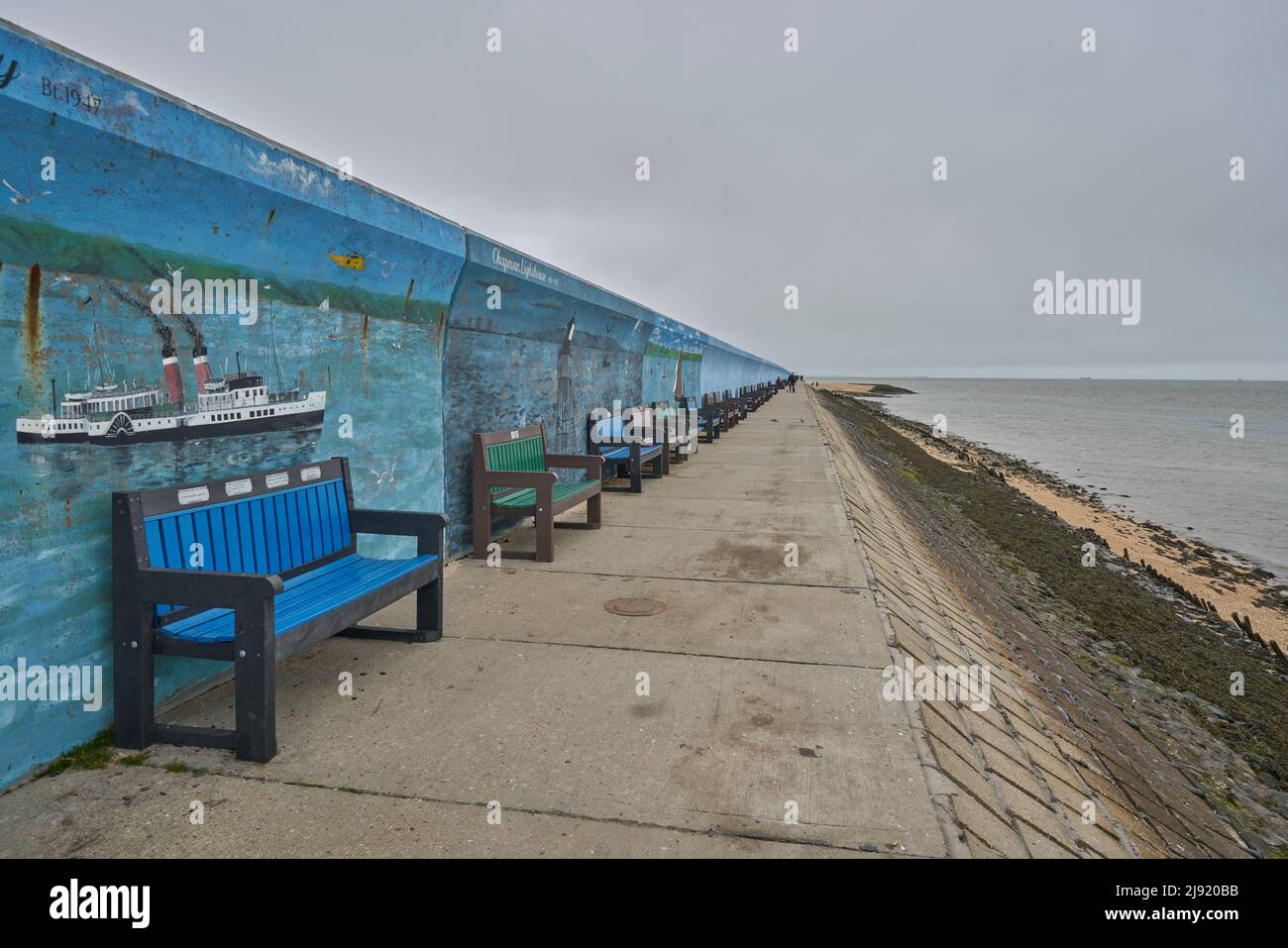 Panca al mare. Panca all'isola di Canvey., panca pubblica con posti a sedere Foto Stock