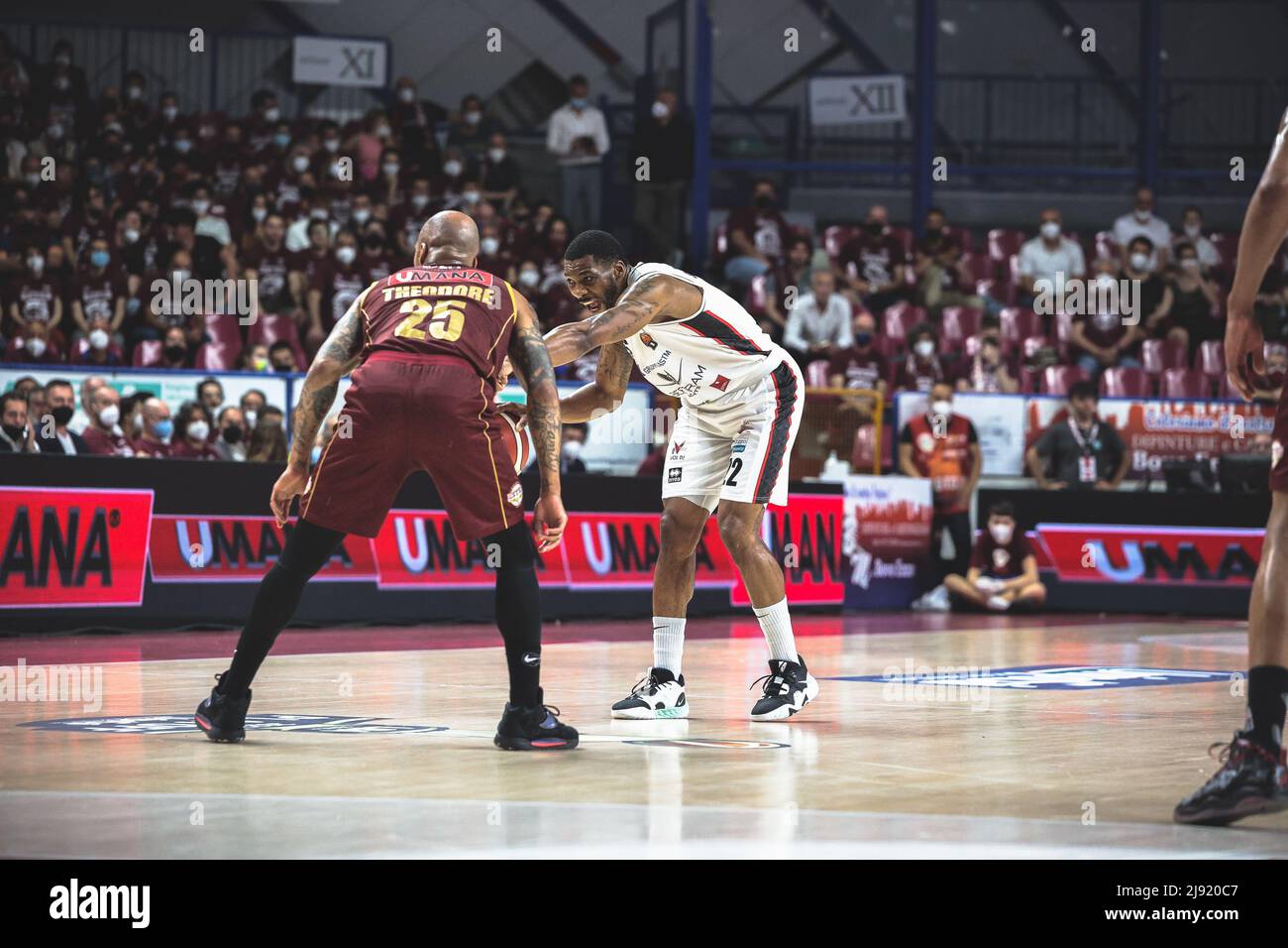 Palasport Taliercio, Venezia, 19 maggio 2022, Jamarr Sanders (Bertram Derthona) e Jordan Theodore (Umana Reyer Venezia) durante l'Umana Reyer Venezia vs Bertram Derthona Tortona - Campionato Italiano di Basket Serie A. Foto Stock