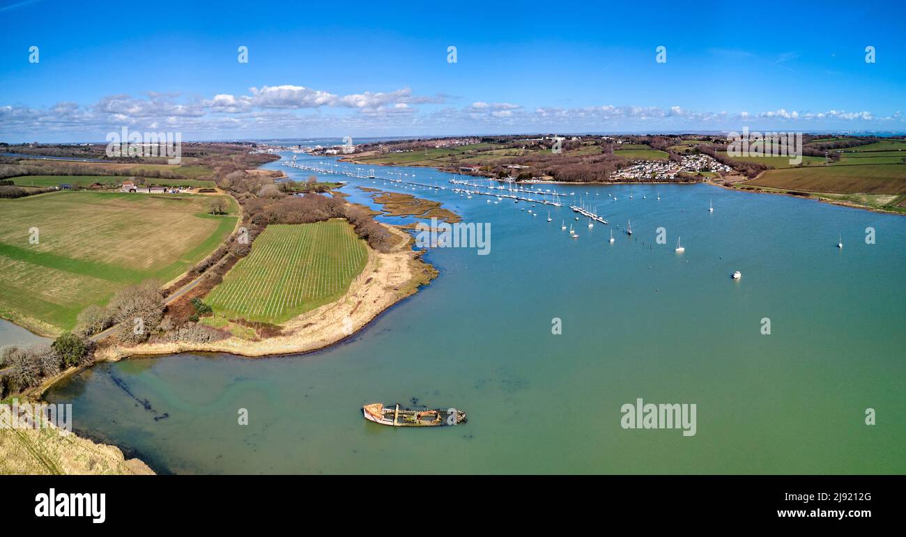 Immagine panaramica del paesaggio aereo di River Median con Cowes sullo sfondo in una giornata di sole Foto Stock