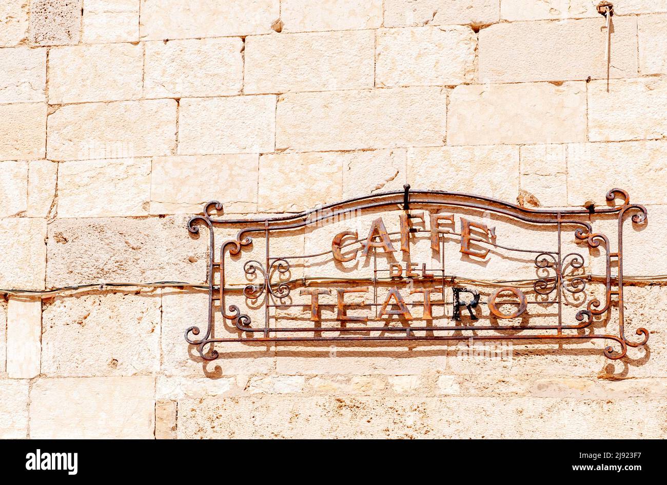 Caffe del Teatro, storico cartello in ferro battuto in Piazza del Duomo di Spoleto, provincia di Perugia, Umbria, Italia Foto Stock