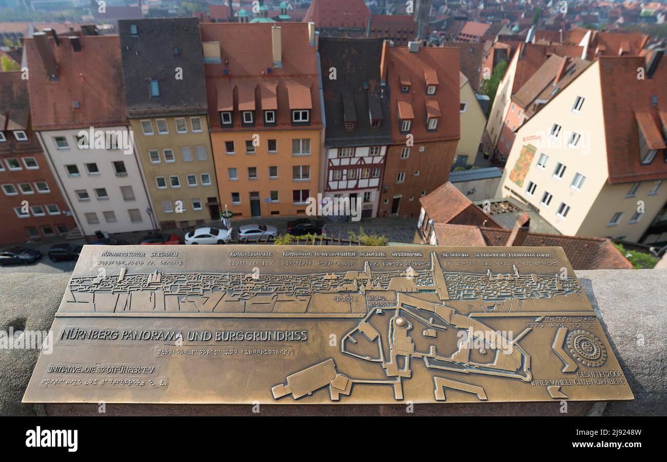 Panoramica della città di Norimberga in Braille sul Klaiserburg, Norimberga, Medio Franconia, Baviera, Germania Foto Stock