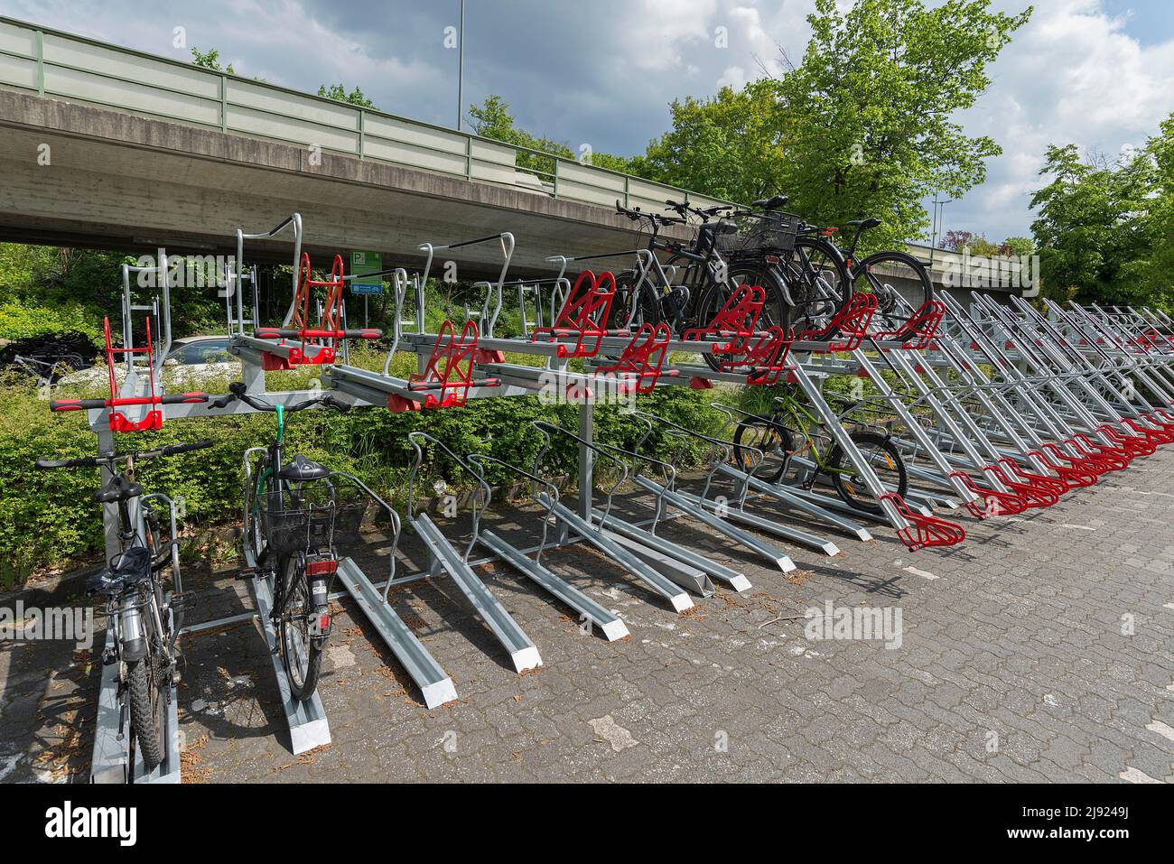 Nuove rastrelliere per biciclette presso la stazione ferroviaria, Erlangen, Medio Franconia, Baviera, Germania Foto Stock