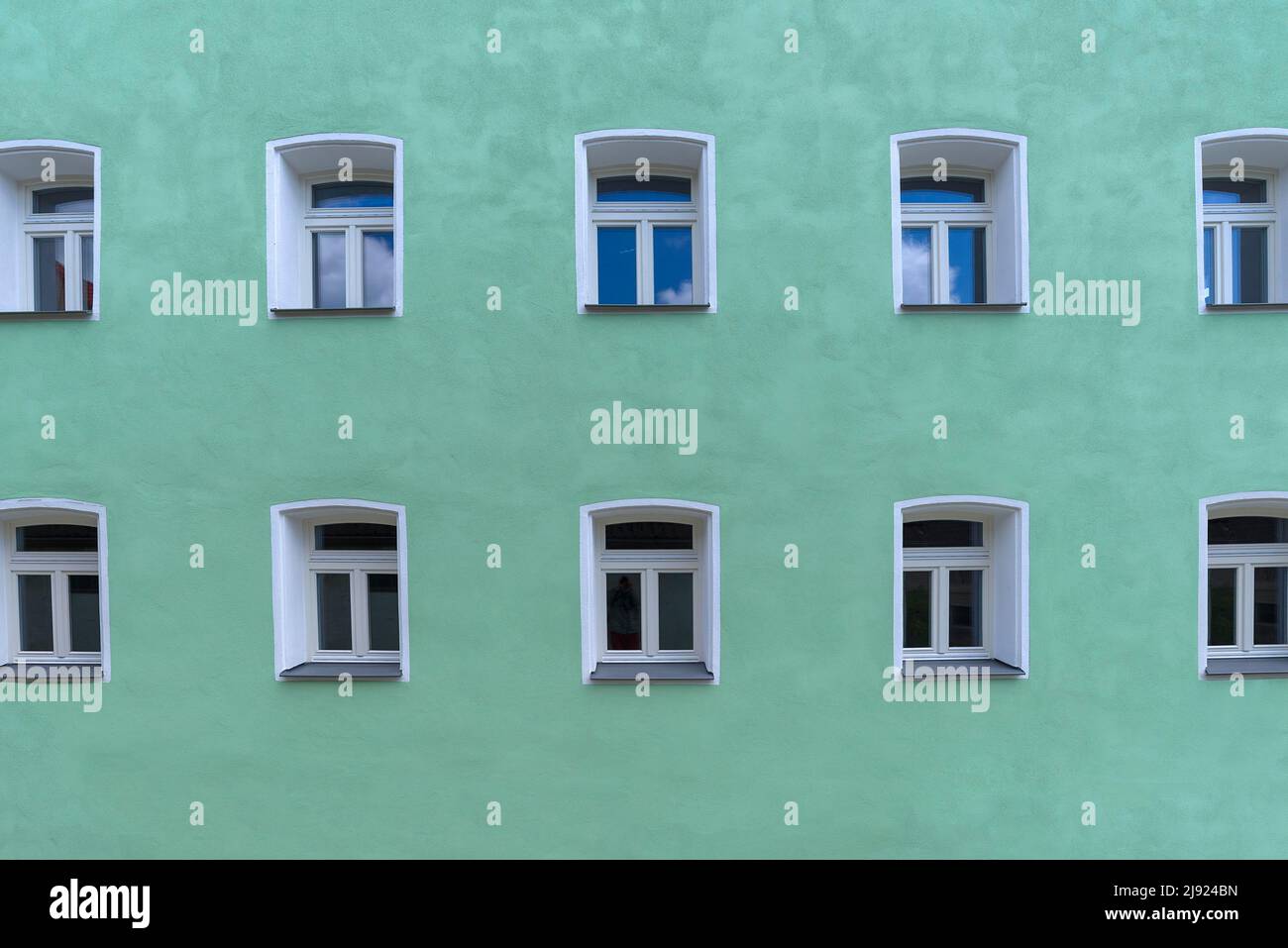 Facciata turchese con finestre, Karsberg, alta Franconia, Baviera, Germania Foto Stock