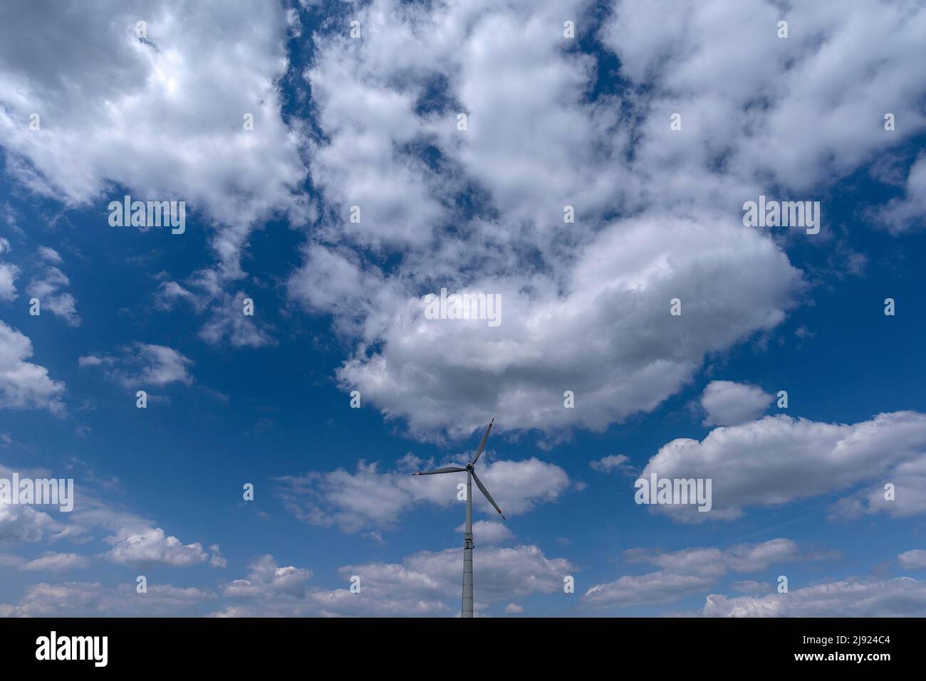 Mulino a vento con cielo nuvoloso, Baviera, Germania Foto Stock