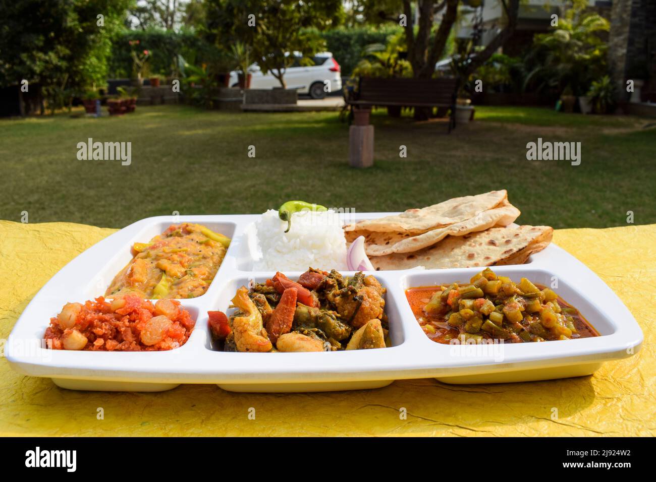 Pranzo indiano semplice fatto in casa di Roti, sabji con mix di verdure brinjal di patate al curry e fagioli francesi al curry, dal e gaajar halwa. Completo semplice cucina casalinga Foto Stock