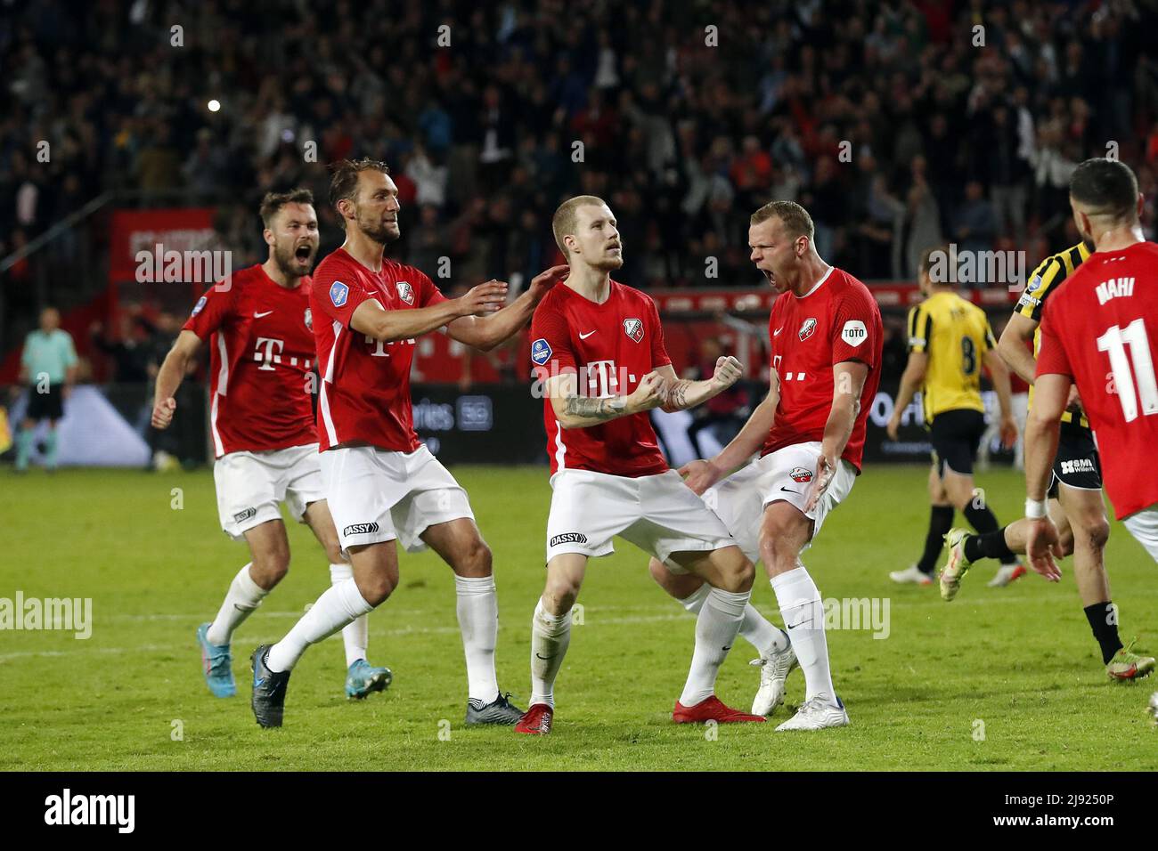 UTRECHT - (lr) Sander van der Streek del FC Utrecht, Willem Janssen del FC Utrecht, Simon Gustafson del FC Utrecht, Henk Veerman del FC Utrecht festeggiano il 3-0 durante la partita olandese Eredivie tra il FC Utrecht e Vitesse nello Stadio Galgenwaard il 19 maggio 2022 a Utrecht, Paesi Bassi. ANP BART STOUTJEDIJK Foto Stock