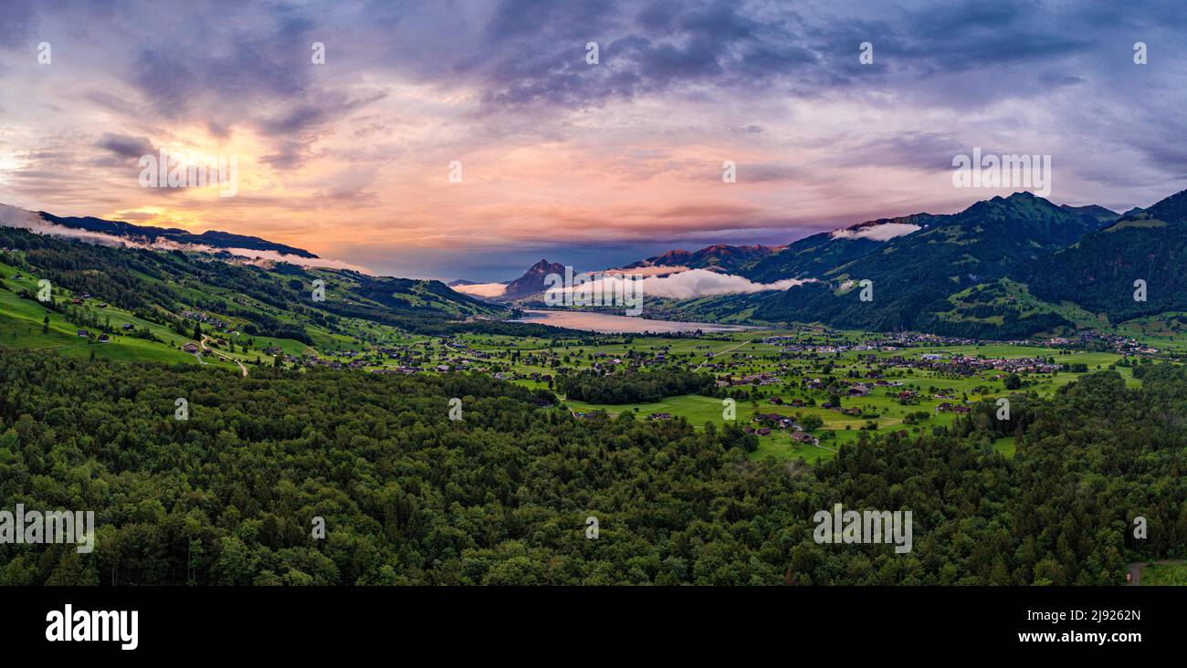 Veduta aerea del villaggio di Giswil e del lago Sarnen nel cantone di Obvaldo, Svizzera Foto Stock
