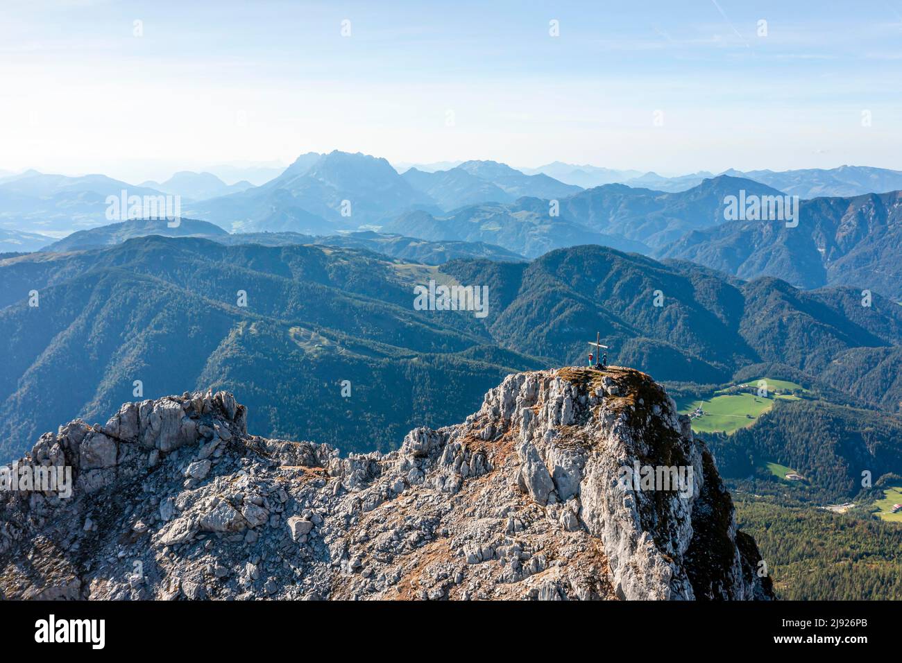 Panorama alpino, picco di Seehorn, sentiero escursionistico lungo una cresta, vista sul paesaggio di montagna, Nuaracher Hoehenweg, Lofer Steinberge, Tirolo, Austria Foto Stock