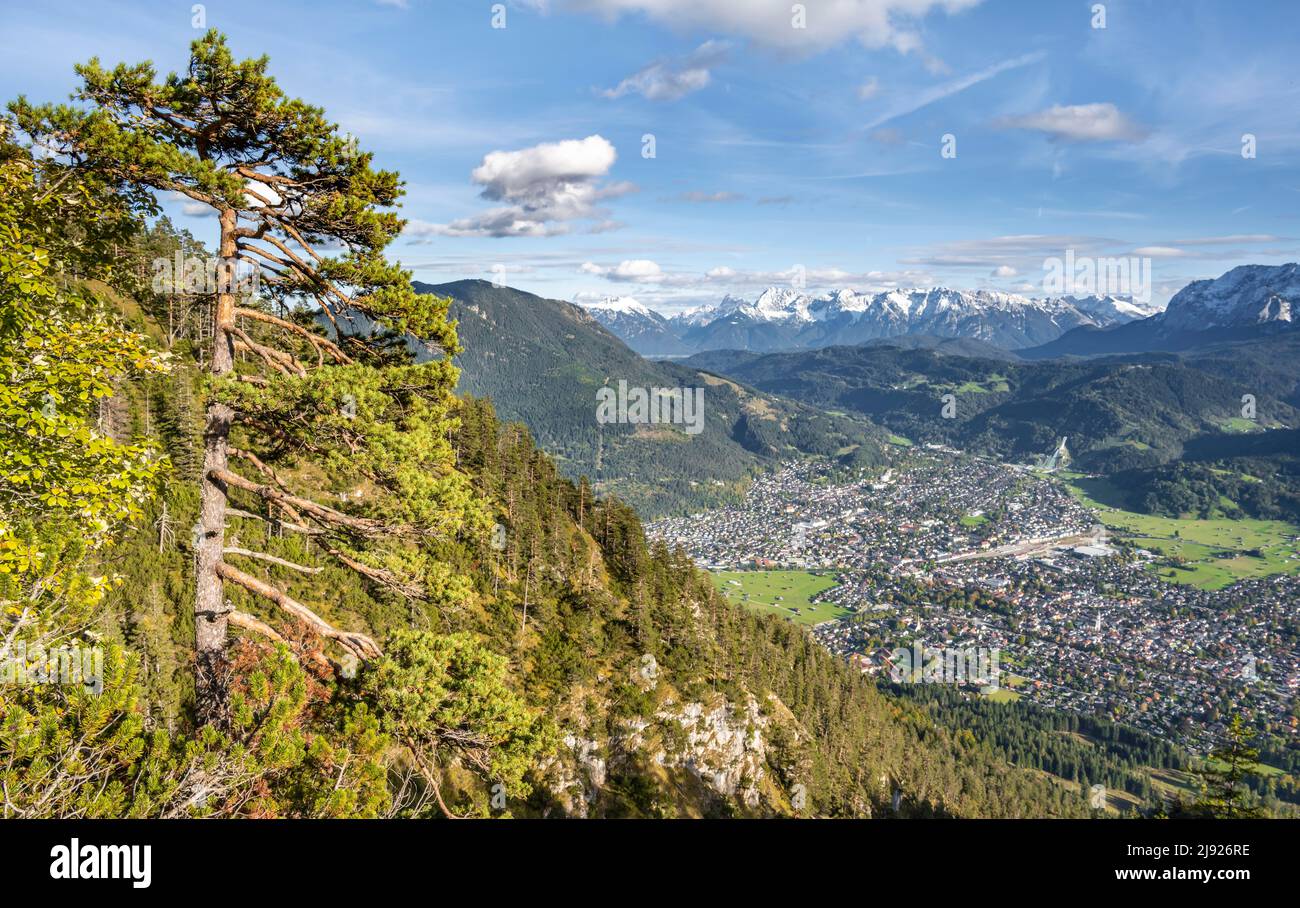 Escursione a Kramerspitz, vista su Garmisch-Partenkirchen con salto con gli sci e montagne Wetterstein, Baviera, Germania Foto Stock