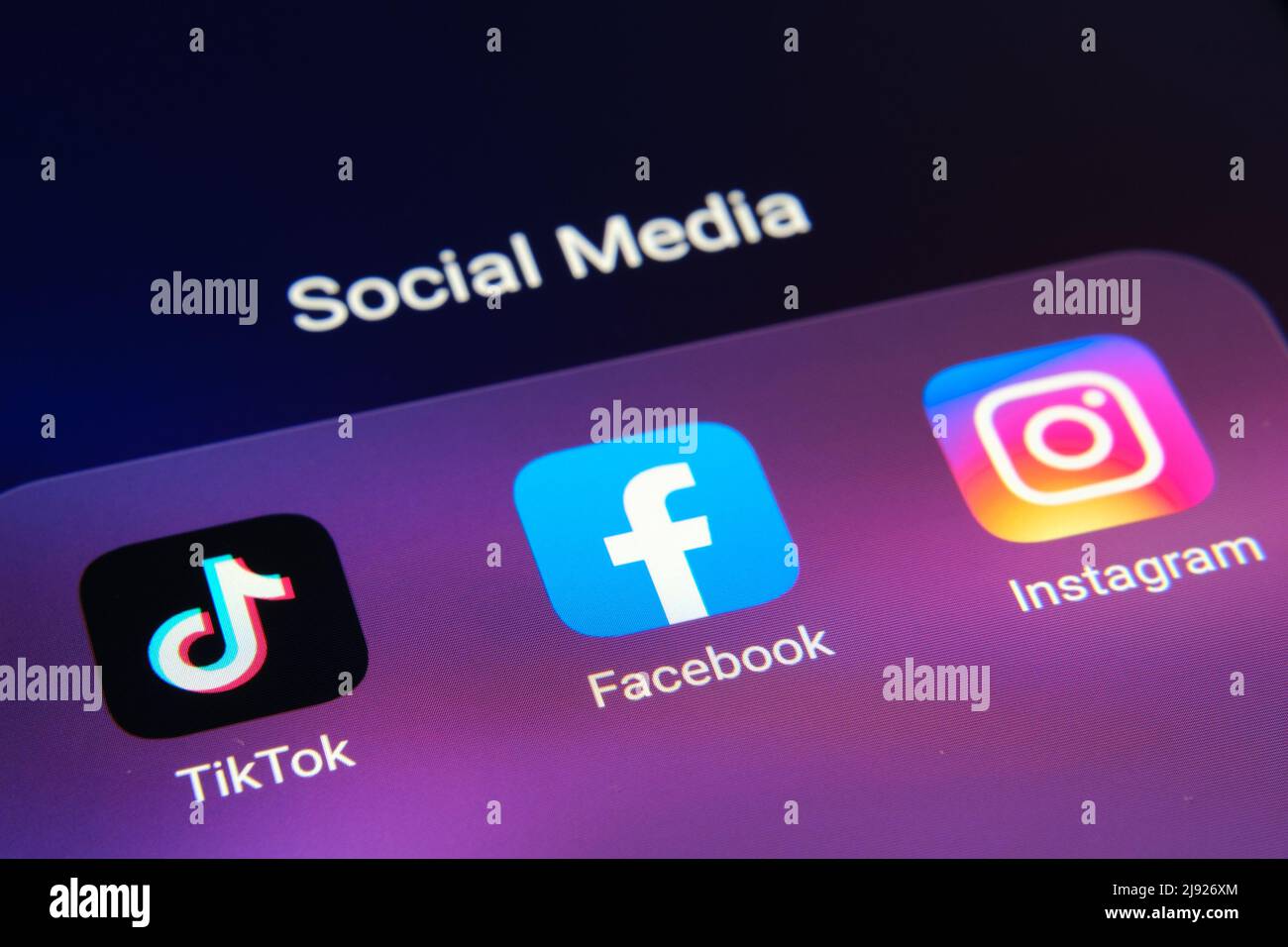 Angolo dello smartphone con le app Facebook, TikTok e Instagram. Concetto per la concorrenza. Stafford, Regno Unito, 19 maggio 2022. Foto Stock