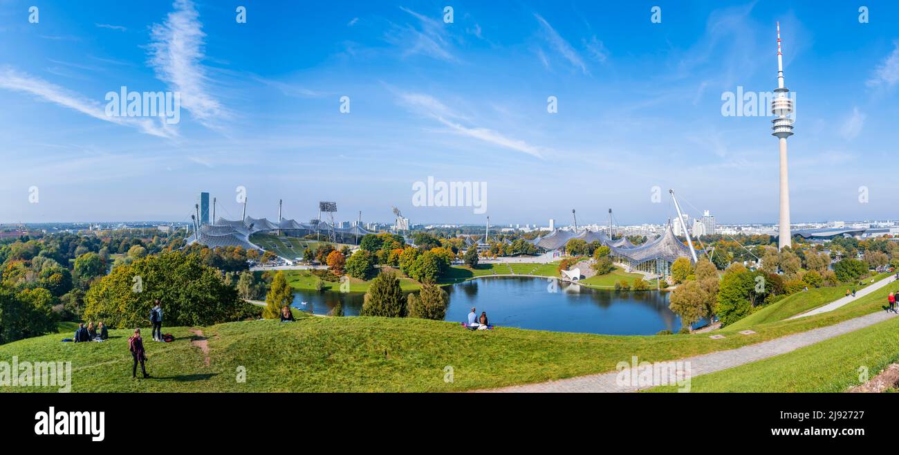 Parco con Lago Olimpico e Torre Olimpica, Parco Olimpico di Monaco, Baviera, Germania Foto Stock