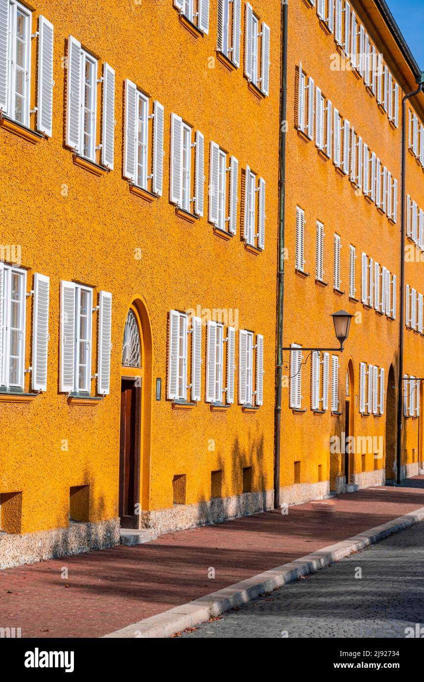 Cortile interno con condomini gialli, Borstei, patrimonio immobiliare protetto, quartiere Moosach, Monaco, Baviera, Germania Foto Stock