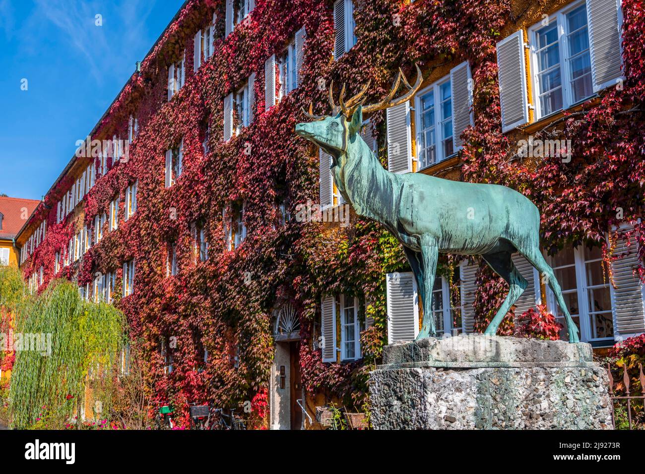 Cortile interno con statua del cervo ed edifici residenziali gialli, Borstei, tenuta residenziale protetta dal patrimonio, quartiere Moosach, Monaco, Baviera Foto Stock