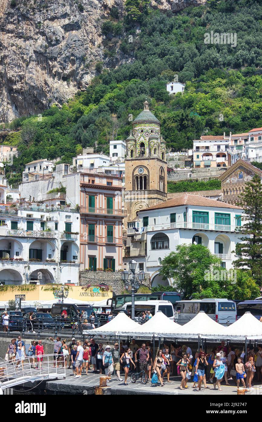 Vista panoramica della famosa città di Amalfi, nota località turistica sulla costiera amalfitana in provincia di Salerno, Campania, Italia Foto Stock