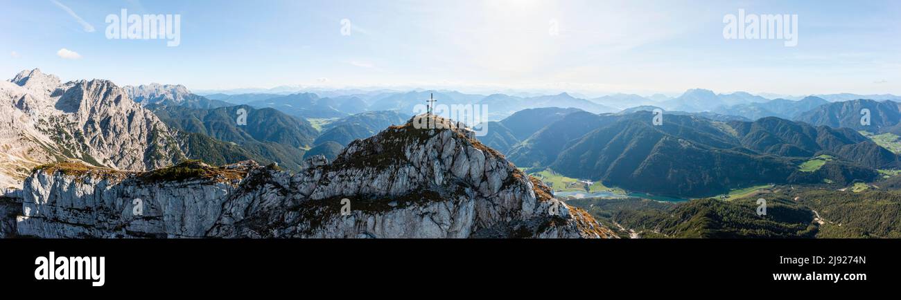 Panorama alpino, picco di Seehorn, sentiero escursionistico lungo una cresta, vista sul paesaggio di montagna, Nuaracher Hoehenweg, Lofer Steinberge, Tirolo, Austria Foto Stock