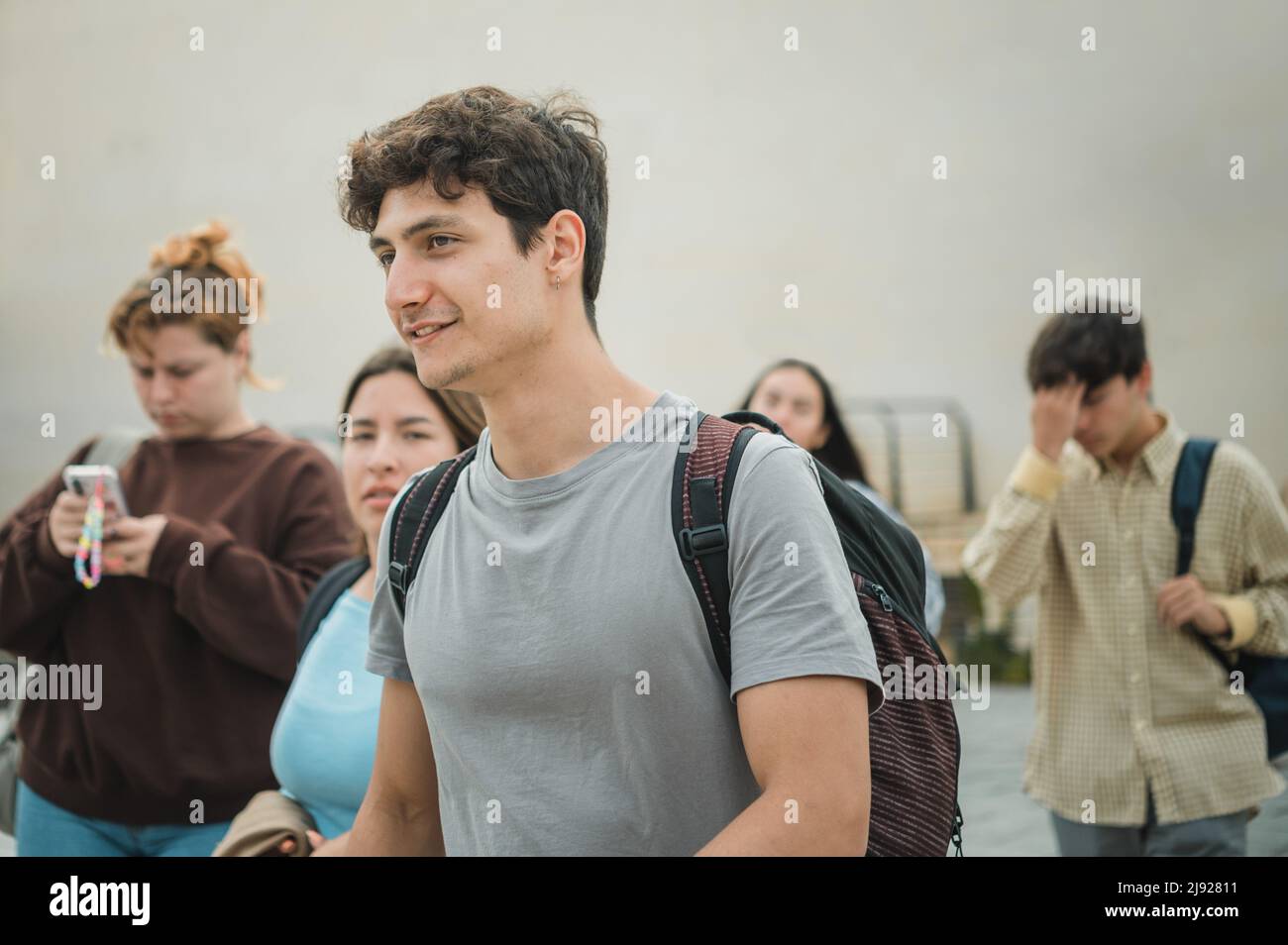 Allegri amici plurietnici del college che camminano Foto Stock