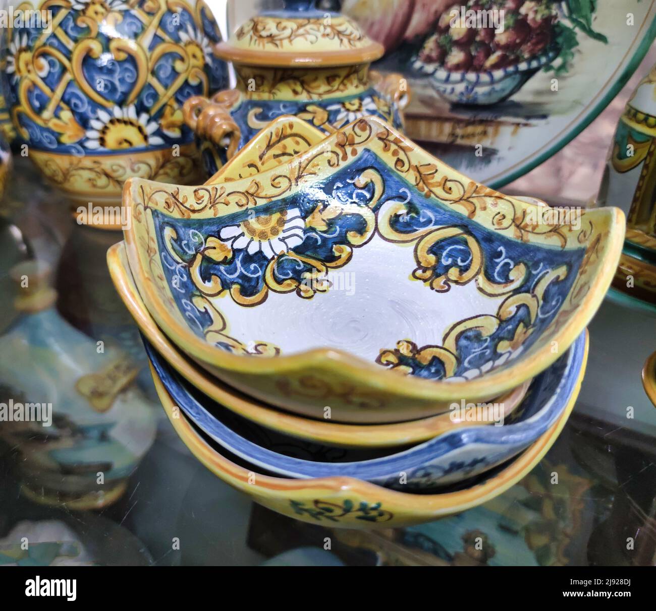 Famose ceramiche prodotte sulla costiera amalfitana da abili artigiani, Positano, Salerno, Campania, Italia. Foto Stock