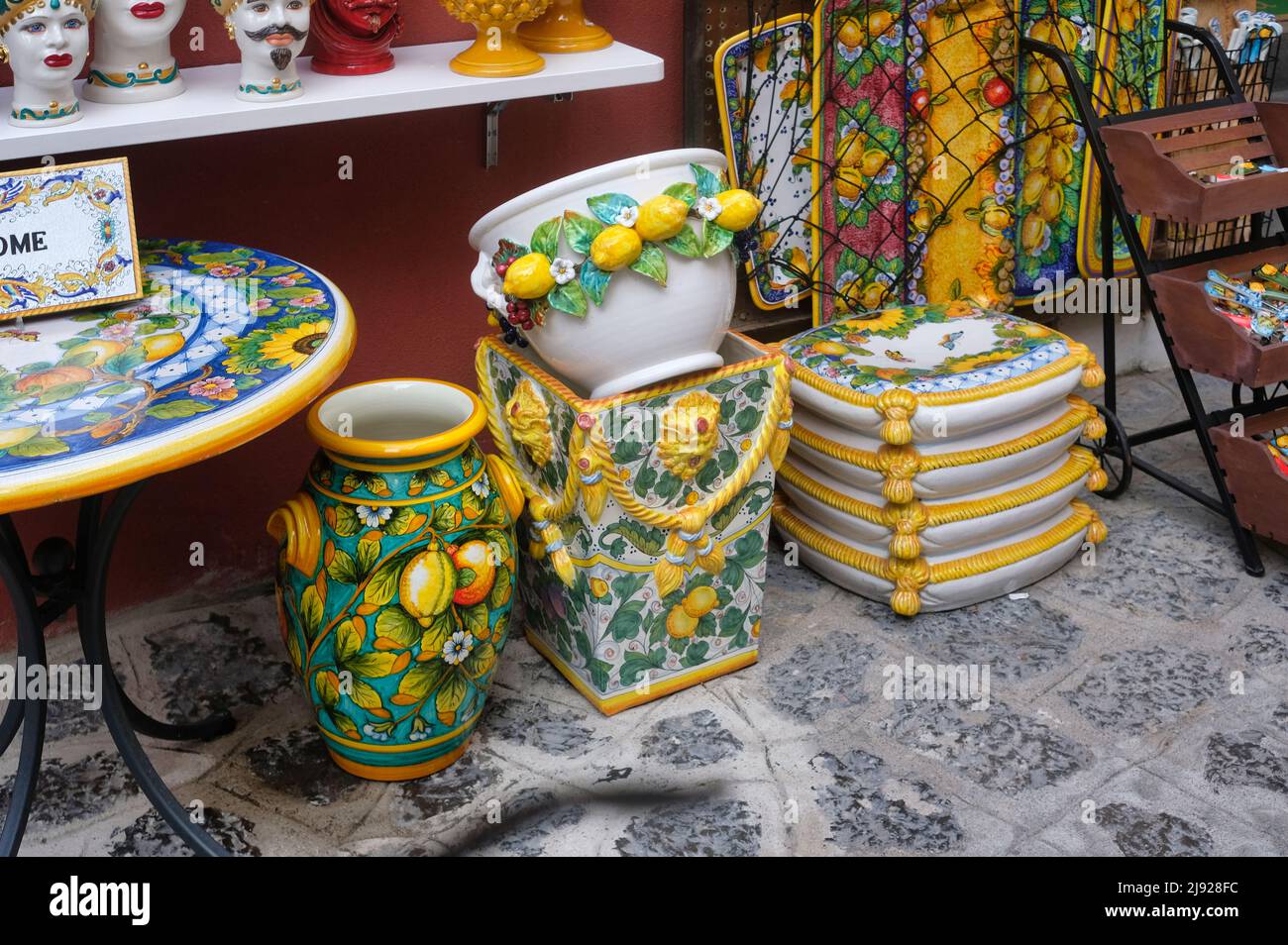 Famose ceramiche prodotte sulla costiera amalfitana da abili artigiani, Positano, Salerno, Campania, Italia. Foto Stock