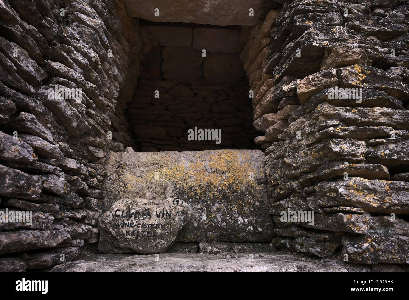 Stampa del vino, edifici rotondi in pietra asciutta, Village des Bories, villaggio di capanne in pietra, museo all'aperto, Gordes, Vaucluse, Provenza-Alpi-Costa Azzurra Foto Stock