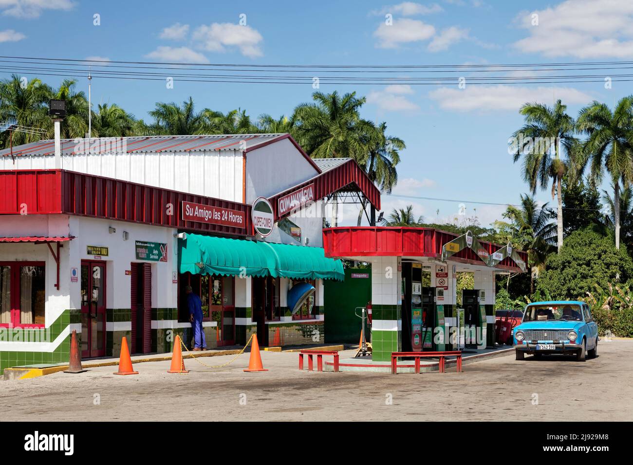 Stazione di servizio . Colline, Auto, Auto Lada Schiguli, Gran Parque Natural Topes de Collantes, Riserva Naturale, Escambray Mountain Range via Foto Stock