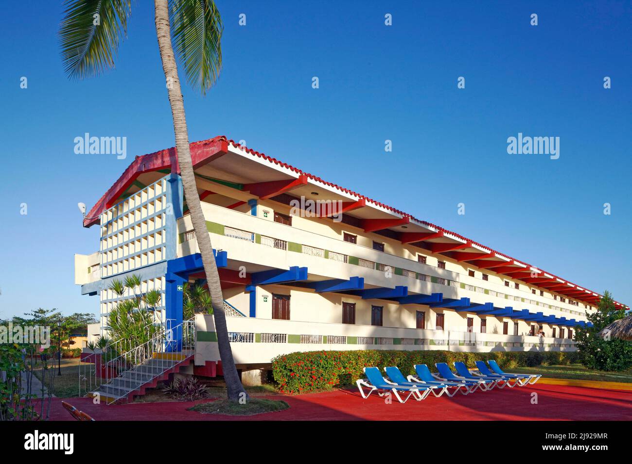 Sedie a sdraio, edificio dell'hotel, Hotel Club Amigo Costasur, Trinidad, Provincia di Trinidad, Cuba, Indie Occidentali, Caraibi Foto Stock