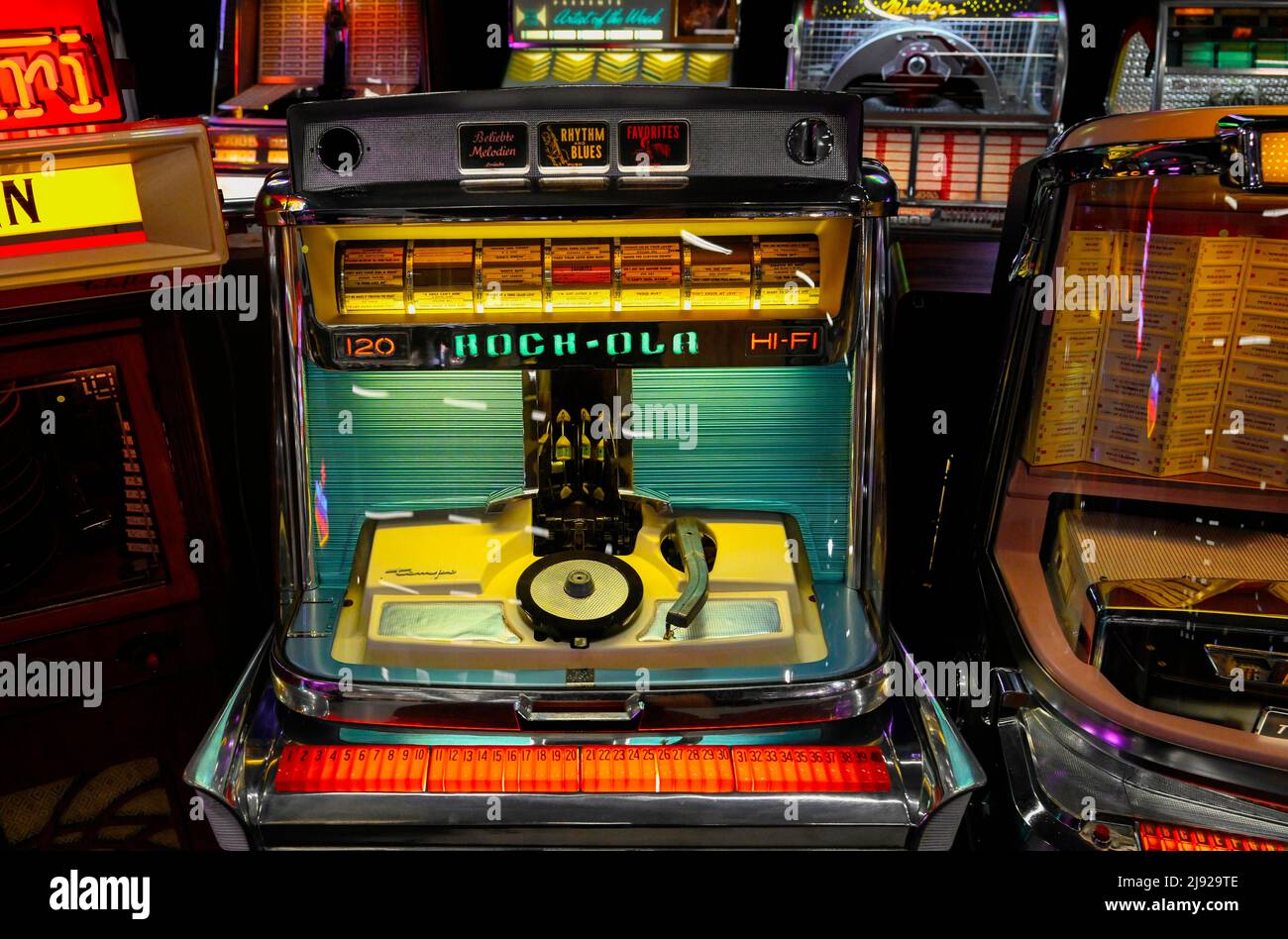 Rock ola jukebox immagini e fotografie stock ad alta risoluzione - Alamy