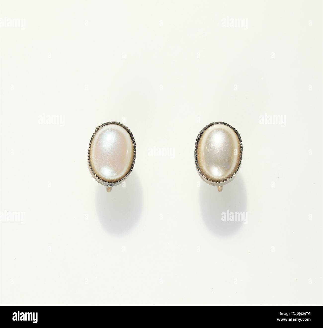 Orecchini in finta perla elegante accessorio moda bigiotteria regalo per feste eventi speciali Foto Stock