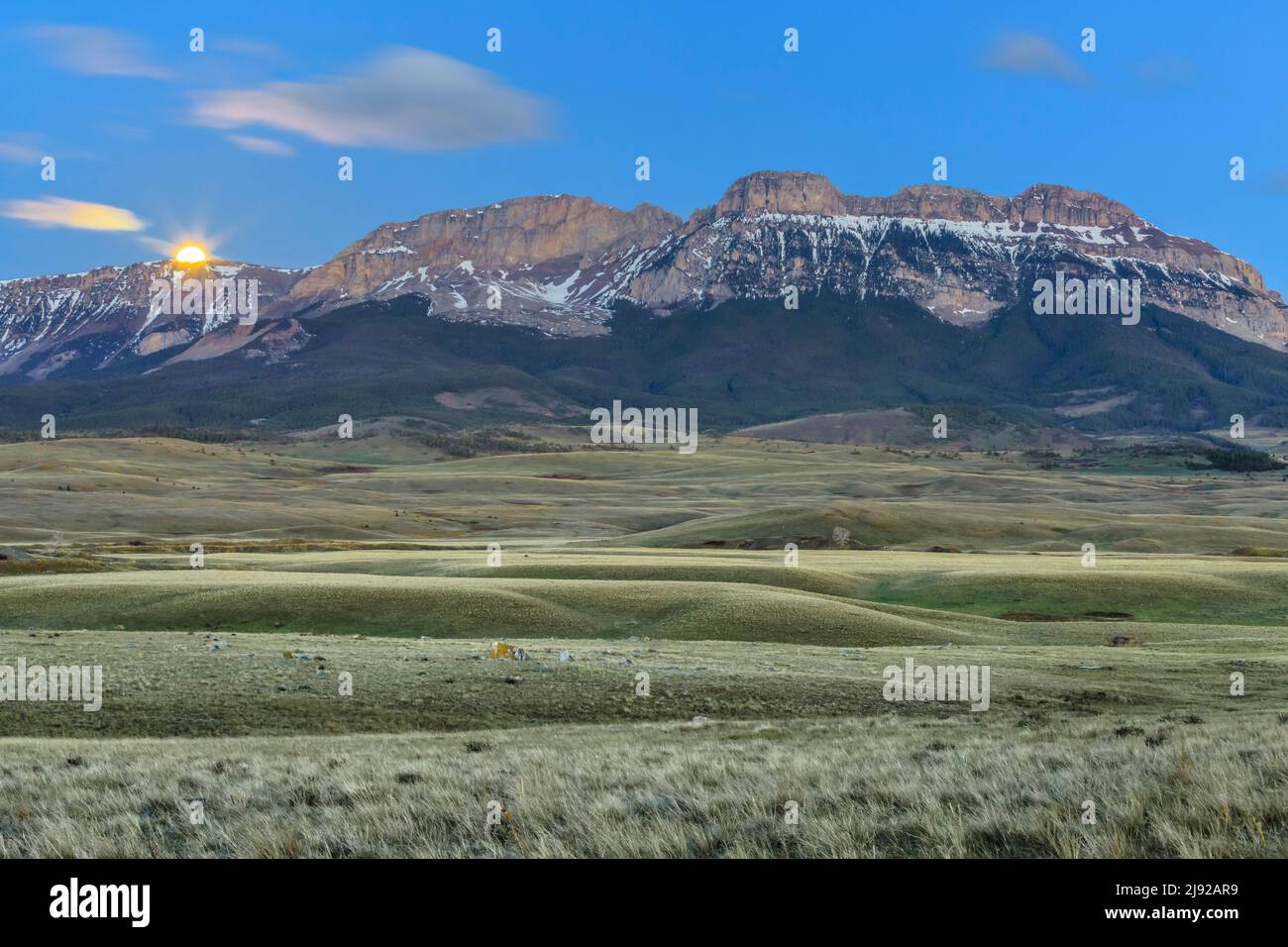 luna piena ambientazione dietro cresta seghdente sul fronte roccioso di montagna vicino augusta, montana Foto Stock
