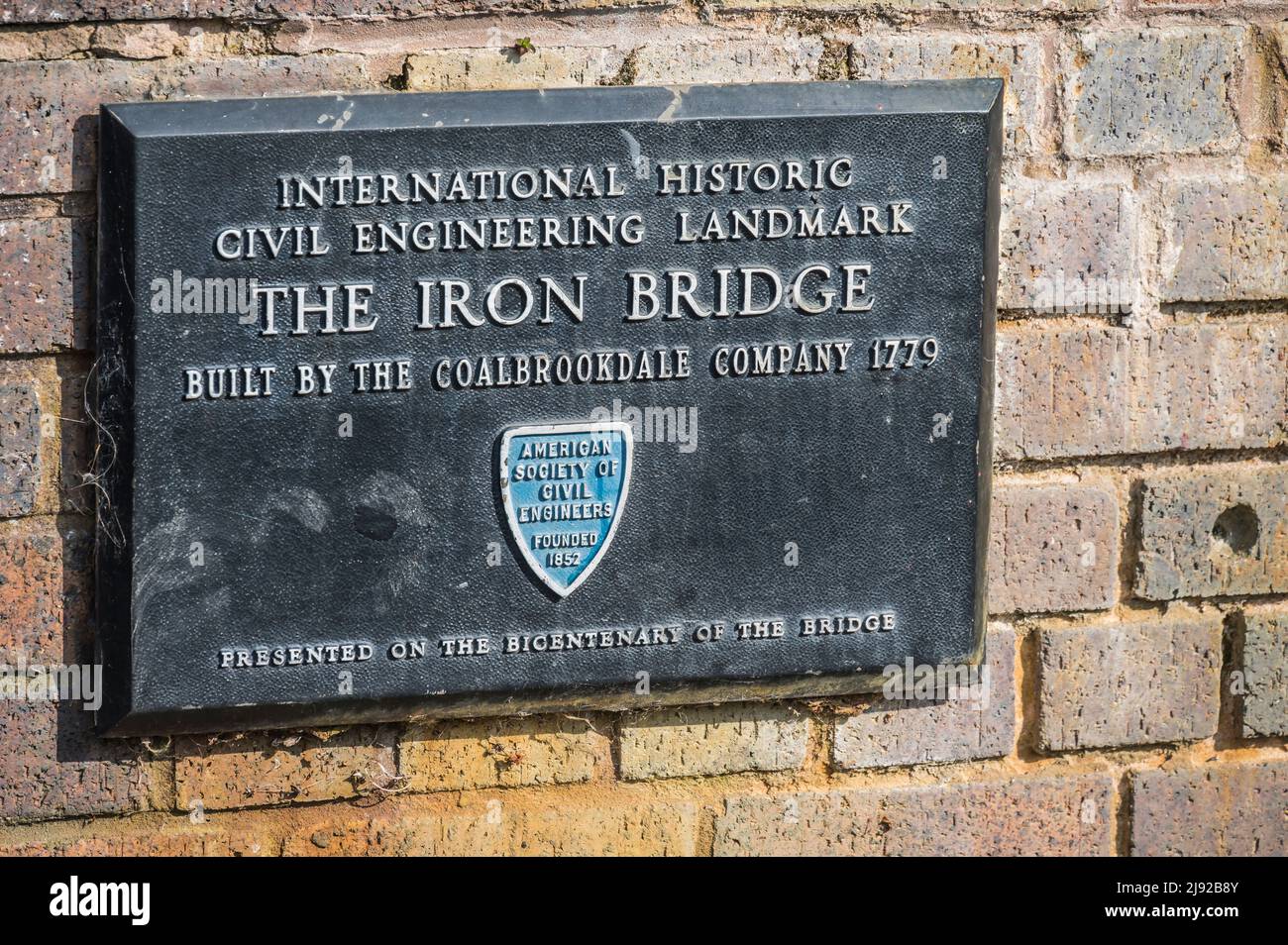 L'immagine è della lapide commemorativa che commemora l'iconico ponte Ironbridge che attraversa il fiume Seven a Ironbridge. Foto Stock