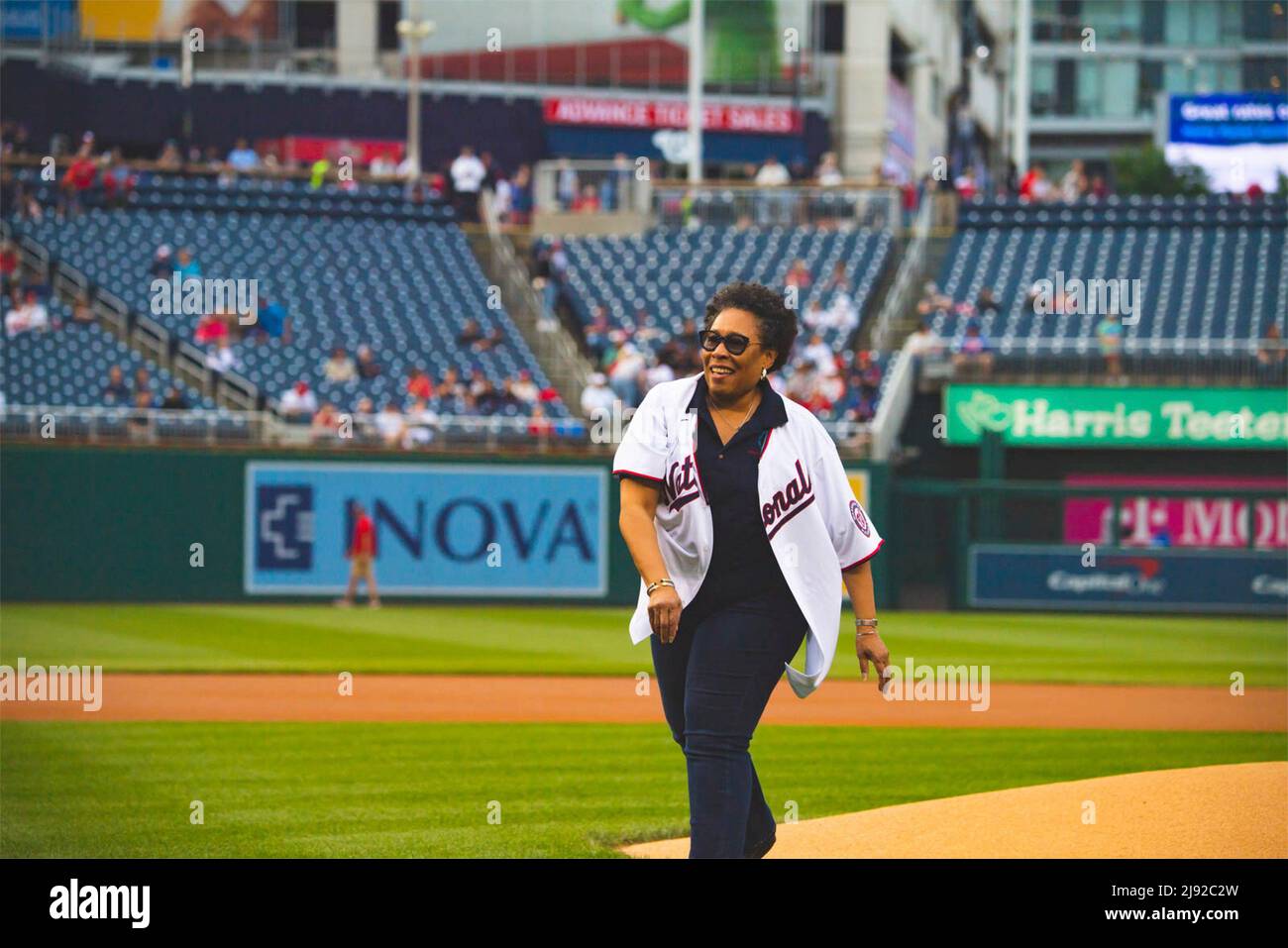 Washington, Stati Uniti d'America. 11 maggio 2022. Il segretario di sviluppo urbano e di Housing marcia Fudge lancia il primo passo cerimoniale prima di una partita di baseball della Major League tra i Washington Nationals e i New York Mets al Nationals Park, 11 maggio 2022, a Washington, D.C. Credit: Sammy Mayo Jr/U.S. Housing and Urban Development/Alamy Live News Foto Stock