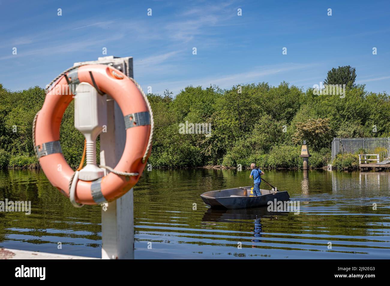 Maggio 2022. Ferryman Kevin Wilkinson si ritira dopo quasi 20 anni di funzionamento dello storico Penny Ferry attraverso il canale della nave di Manchester a Thelwall Foto Stock