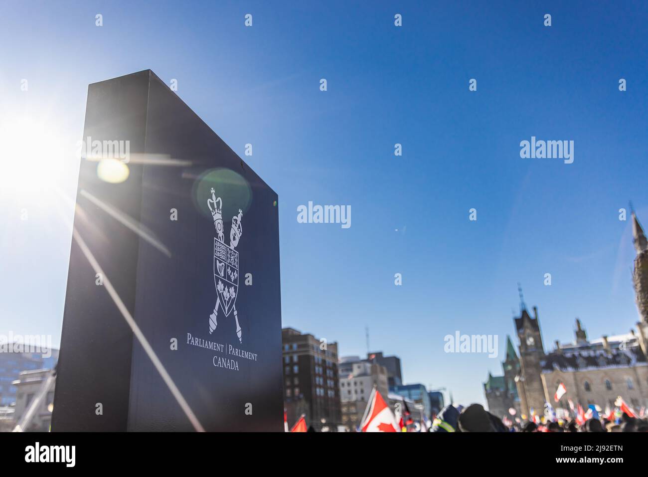 OTTAWA, ONTARIO, CANADA: 29th gennaio 2022: Vista retroilluminata del cartello a Parliament Hill, Downtown. Manifestanti sfuocati e Torre della Pace sullo sfondo. Foto Stock