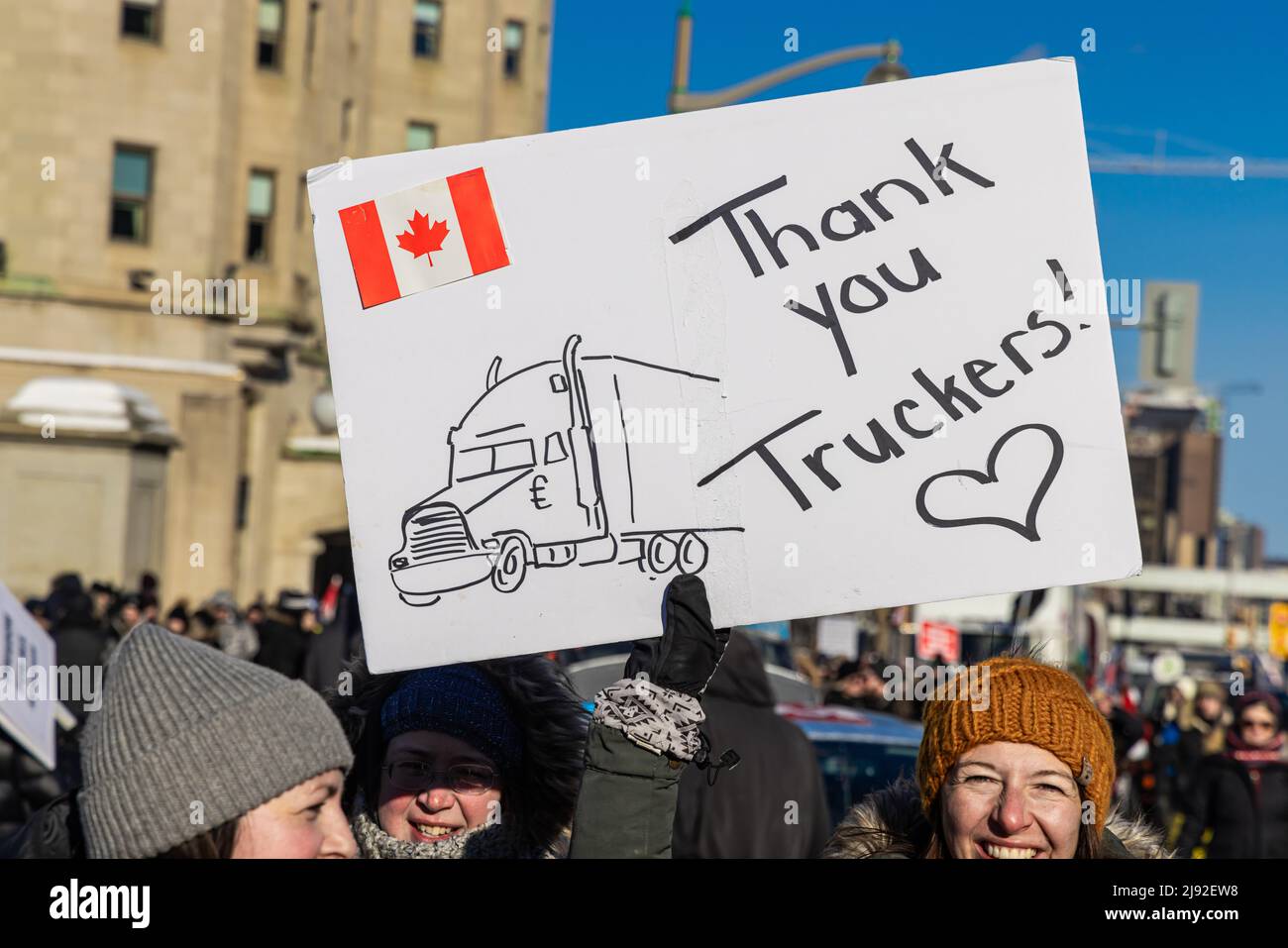 OTTAWA, ONTARIO, CANADA: 29th gennaio 2022: I dimostranti felici tengono il segno che ringrazia i camionisti durante il raduno del centro dopo i blocchi del convoglio di libertà. Foto Stock