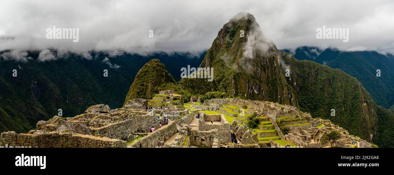 La vista classica di Machu Picchu, provincia di Urubamba, Perù. Foto Stock