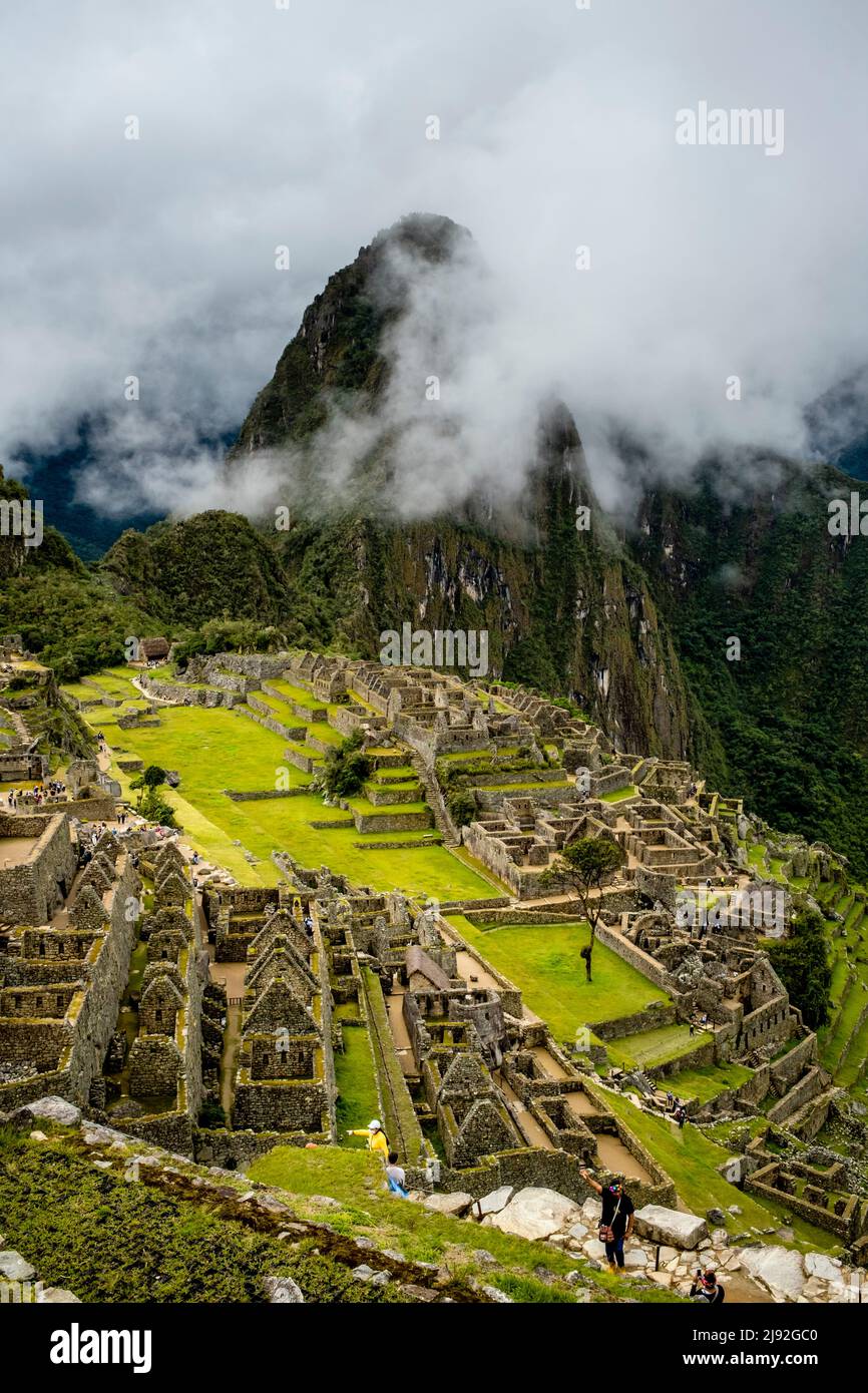 La vista classica di Machu Picchu, provincia di Urubamba, Perù. Foto Stock