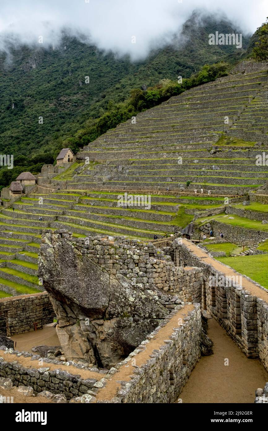 Muri a secco e antiche terrazze di coltivazione a Machu Picchu, provincia di Urubamba, Perù. Foto Stock