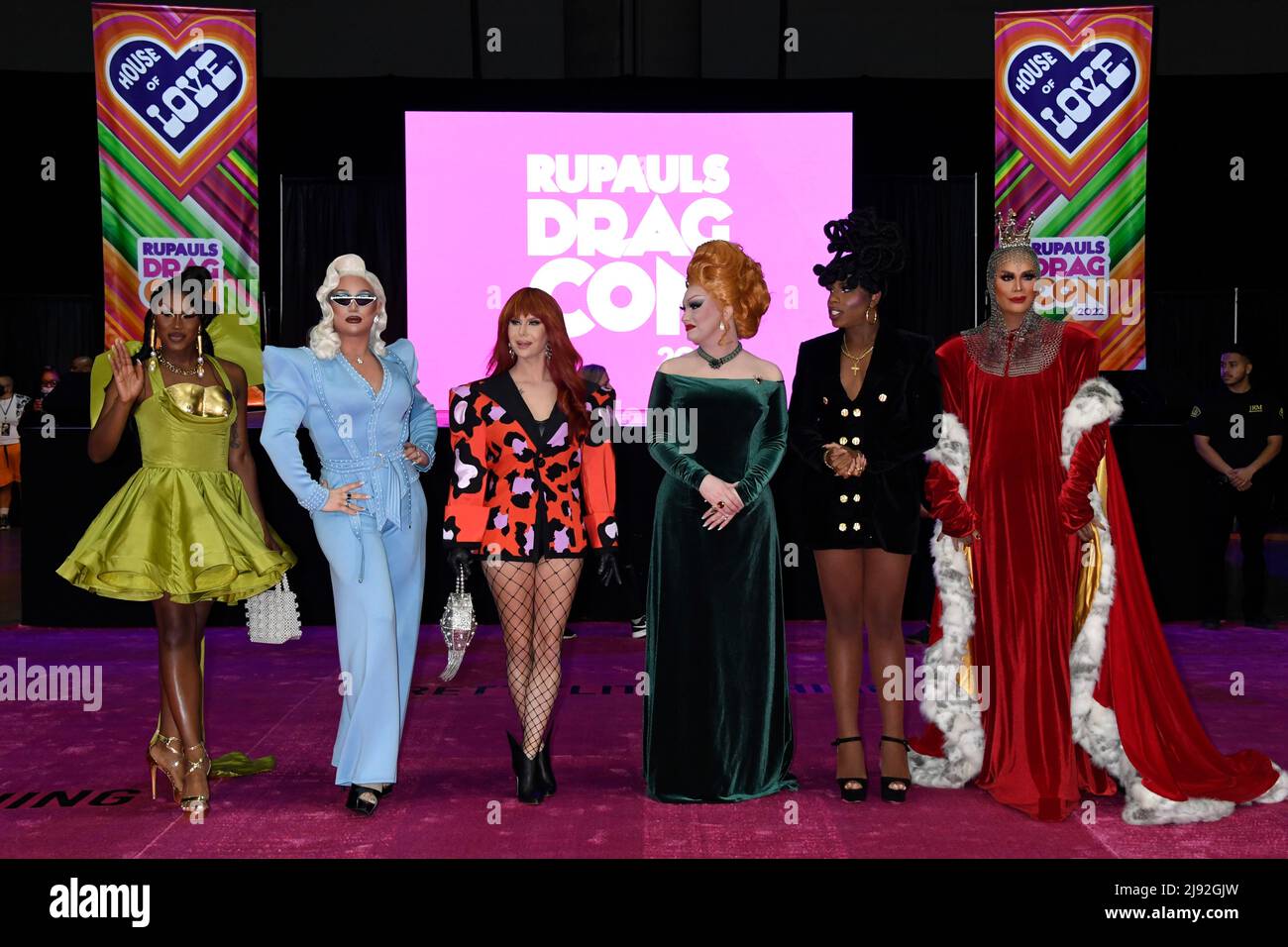 (Da L) Shea Coule, The Vivienne, Trinity the Tuck, Jinkx Monsoon, Monet X Change, E Raja partecipano al taglio del nastro rosa con il cast di RuPaul's Drag Race All Stars Season 7 al 2022 Rupaul DragCon, Day 1, tenuto al LA Convention Center di Los Angeles, California, Venerdì 13 maggio 2022. Foto di Jennifer Graylock-Graylock.com 917-519-7666 Foto Stock