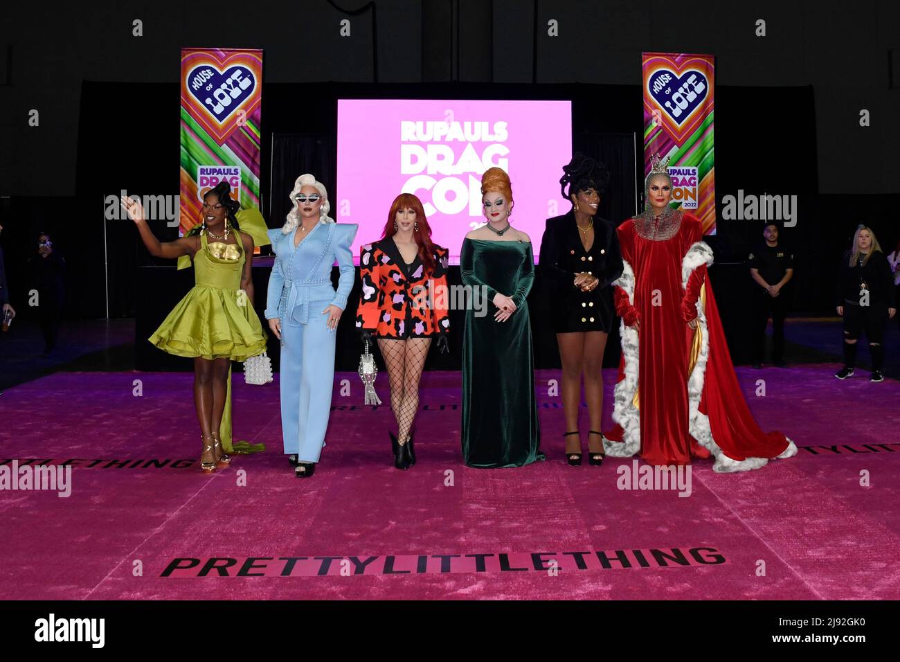 (Da L) Shea Coule, The Vivienne, Trinity the Tuck, Jinkx Monsoon, Monet X Change, E Raja partecipano al taglio del nastro rosa con il cast di RuPaul's Drag Race All Stars Season 7 al 2022 Rupaul DragCon, Day 1, tenuto al LA Convention Center di Los Angeles, California, Venerdì 13 maggio 2022. Foto di Jennifer Graylock-Graylock.com 917-519-7666 Foto Stock