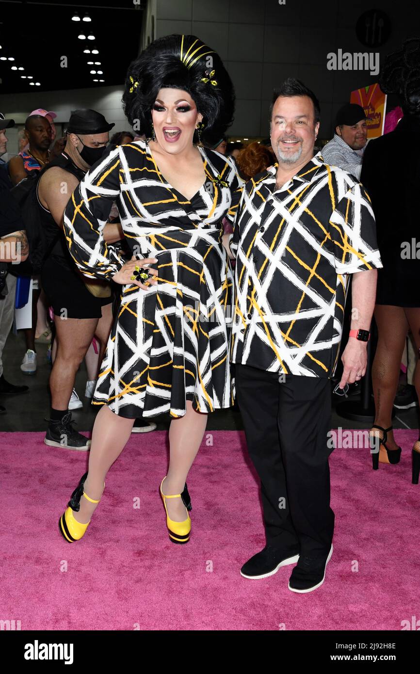 La sig.ra Kasha Davis e il marito posano durante il Rupaul DragCon 2022, giorno 1, tenuto al la Convention Center a Los Angeles, California, venerdì 13 maggio 2022. Foto di Jennifer Graylock-Graylock.com 917-519-7666 Foto Stock
