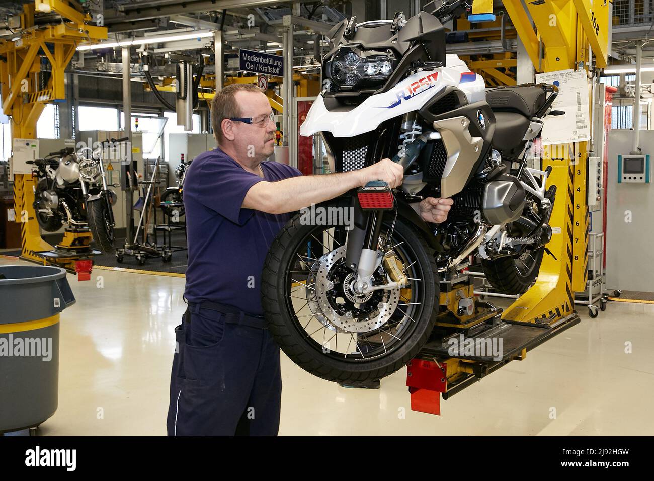 26.04.2022, Berlino, Berlino, Germania - produzione di motociclette di tipo R 1250 presso lo stabilimento motociclistico Spandau del Gruppo BMW. Un lavoratore qualificato assembla pa Foto Stock