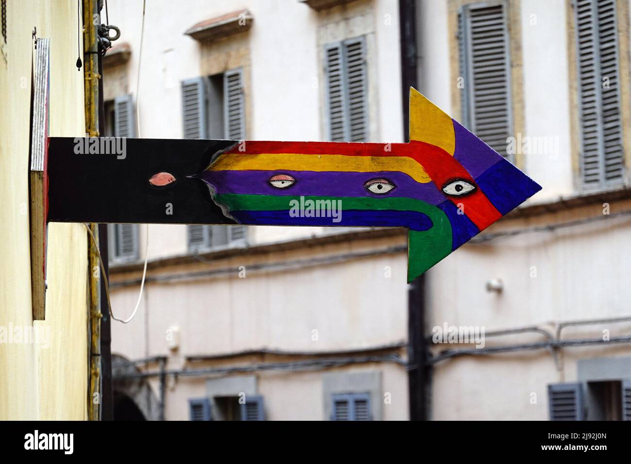 26.07.2021, Perugia, Umbria, Italia - Arte di strada: Freccia con occhi sul muro di una casa. 00S210726D565CAROEX.JPG [VERSIONE DEL MODELLO: NO, VERSIONE DELLA PROPRIETÀ: NO (C) Foto Stock