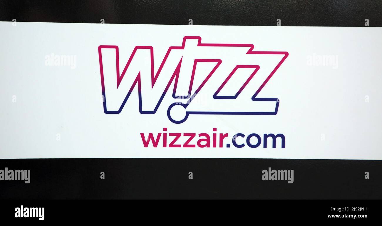 08.03.2022, Schoenefeld, Brandeburgo, Germania - il logo della compagnia aerea Wizzair. 00S220308D806CAROEX.JPG [RELEASE MODELLO: NO, RELEASE PROPRIETÀ: NO Foto Stock