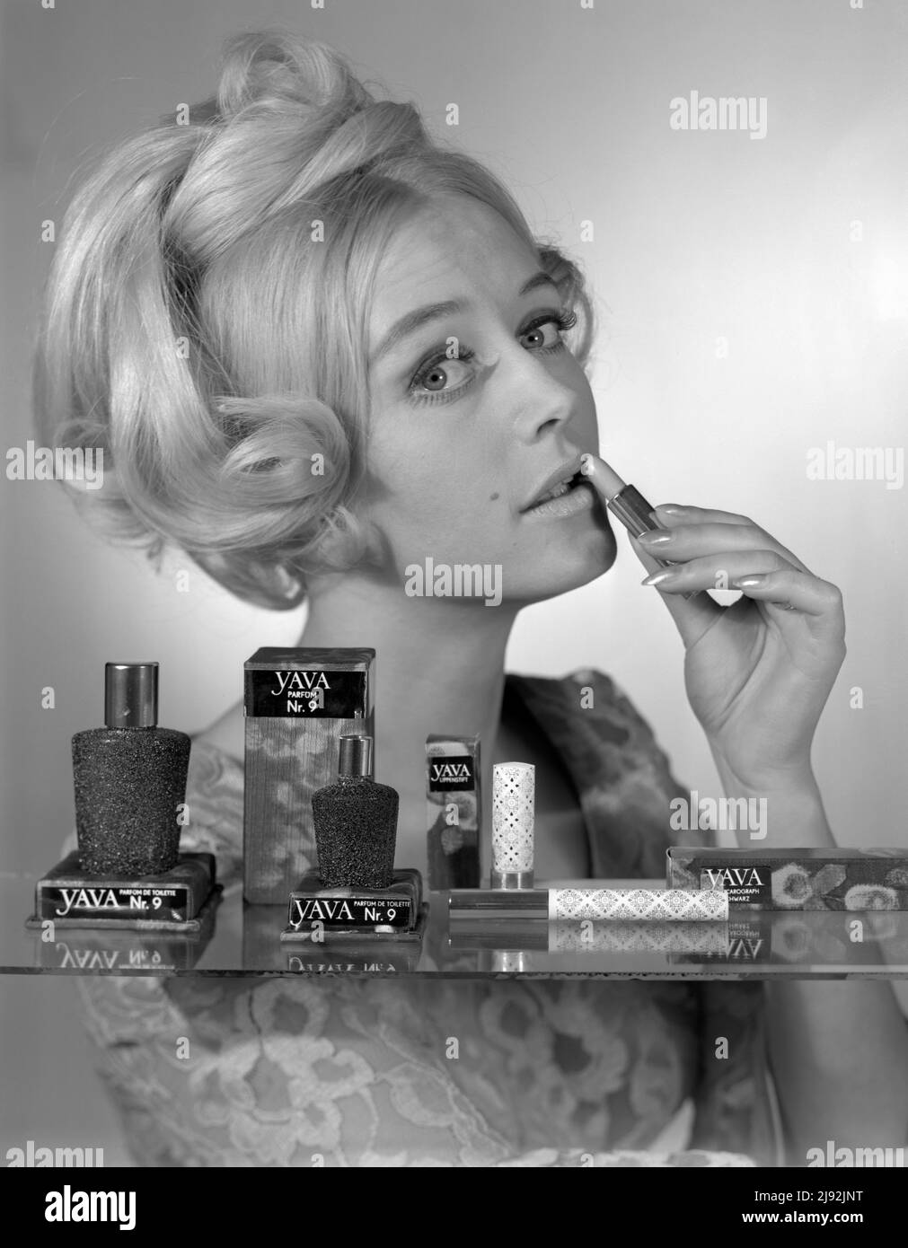 10.12.1968, Berlino, , Repubblica Democratica tedesca - Foto pubblicitaria per la serie di cosmetici Yava No. 9. 00S681210D354CAROEX.JPG [VERSIONE MODELLO: NO, Foto Stock