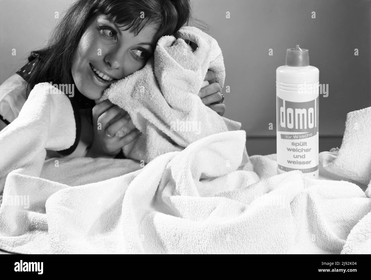 10.12.1968, Berlino, , Repubblica Democratica tedesca - scatto pubblicitario di un ammorbidente per tessuti di marca Domol. 00S681210D357CAROEX.JPG [VERSIONE MODELLO: NO, PROP Foto Stock