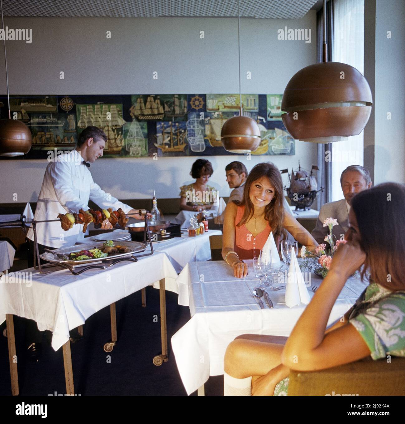 13.09.1972, Berlino, , Repubblica Democratica tedesca - persone in un ristorante. 00S720913D040CAROEX.JPG [RELEASE MODELLO: NO, RELEASE PROPRIETÀ: NO (c) caro i Foto Stock