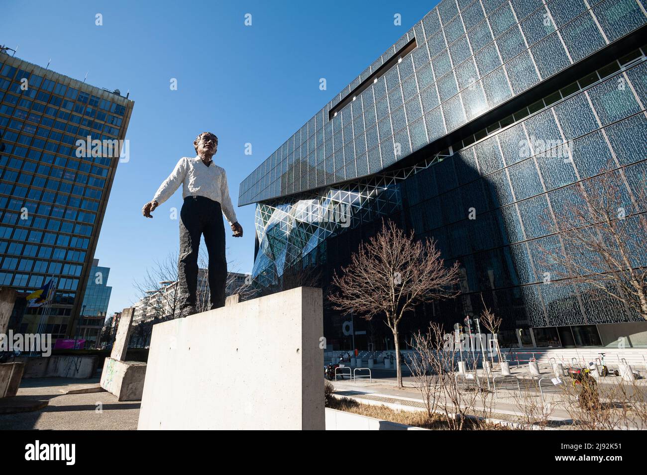 12.03.2022, Berlino, , Germania - Europa - la scultura Balanceakt è opera dello scultore tedesco Stephan Balkenhol e si trova di fronte all'Axel S. Foto Stock