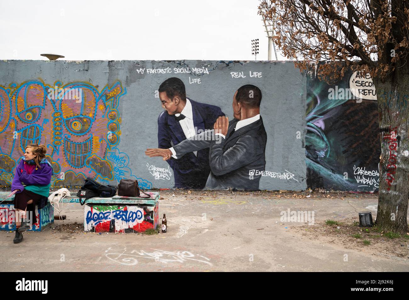 30.03.2022, Berlino, , Germania - Europa - un graffito dell'artista EME Freethinker su un segmento del Muro di Berlino nel Mauerpark di Berlino nel Prenzlauer Foto Stock
