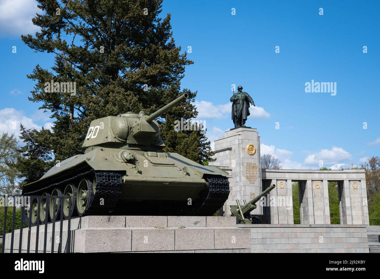 26.04.2022, Berlino, , Germania - Europa - un carro armato T-34 al Memoriale sovietico con la statua del soldato dell'Armata Rossa lungo la Strasse des 17. Juni in Foto Stock