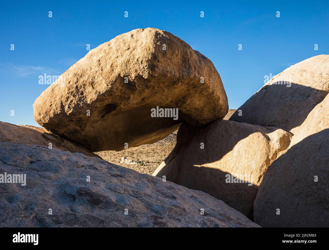 Massi e un arco nelle formazioni rocciose vicino al trailhead della montagna Ryan, il Parco Nazionale Joshua Tree. Foto Stock